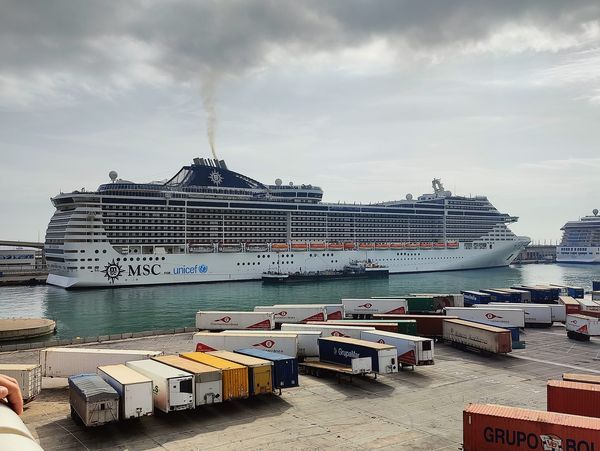 MSC Fanatasia i havnen i Barcelona