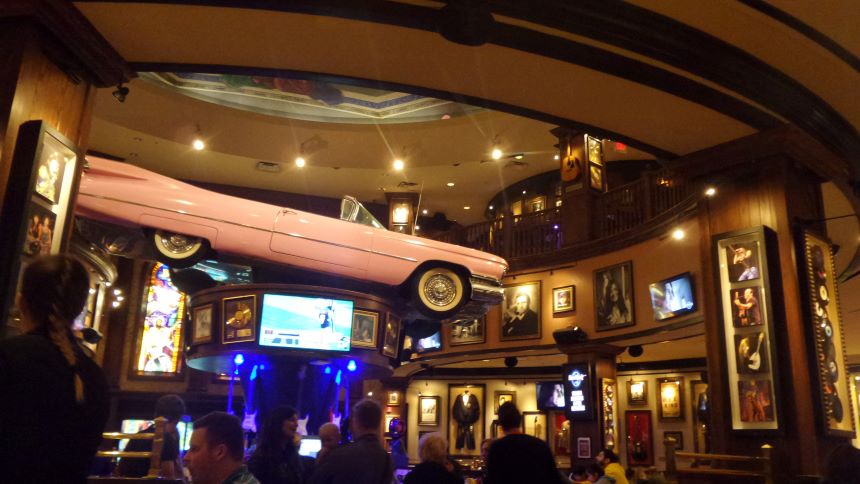 Florida. Elvis´ Pink Cadilac hænger under loftet på Hard Rock Café i Orlando
