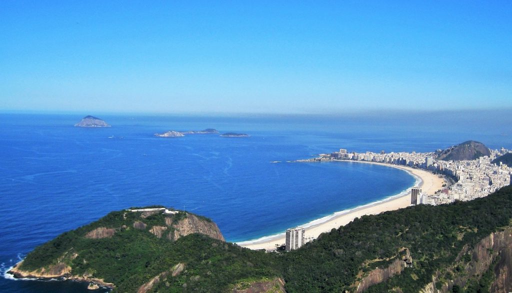 Rio de Janeiro. Foto af ASSY, Pixabay. Udsigt over Copacabana