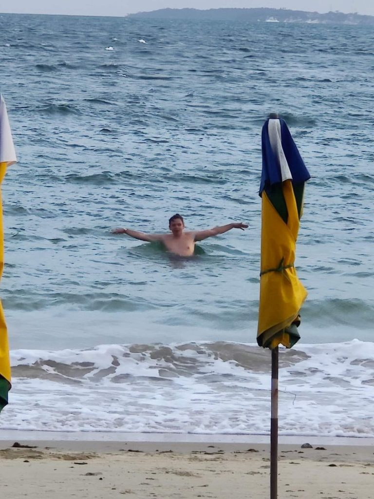 Salvador. Christoffer bader i Atlanterhavet.