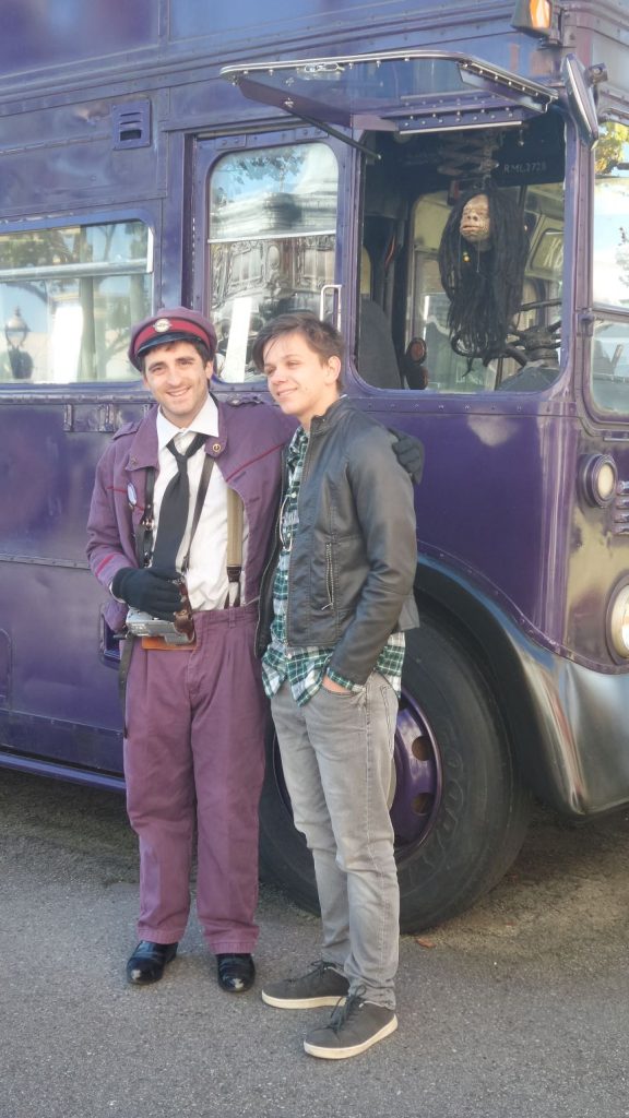 Universal Studios Orlando. Stan Stabejs og Christoffer foran den lilla bus fra Fangen fra Askaban