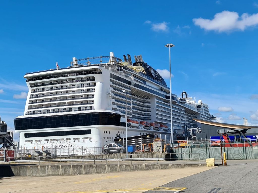MSC Virtuosa fotograferet på en solskinsdag i Southampton
