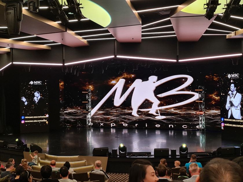 MSC Virtuosa. Scenen i teatersalen klar til Michael Bublé Tribute.