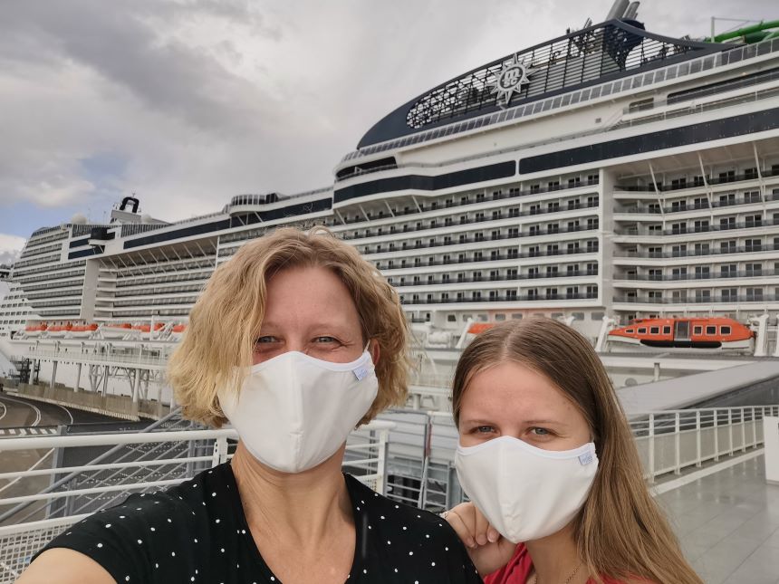 MSC Grandiosa i billeder. Henriette og Kathrine foran MSC Grandiosa med Mundbind