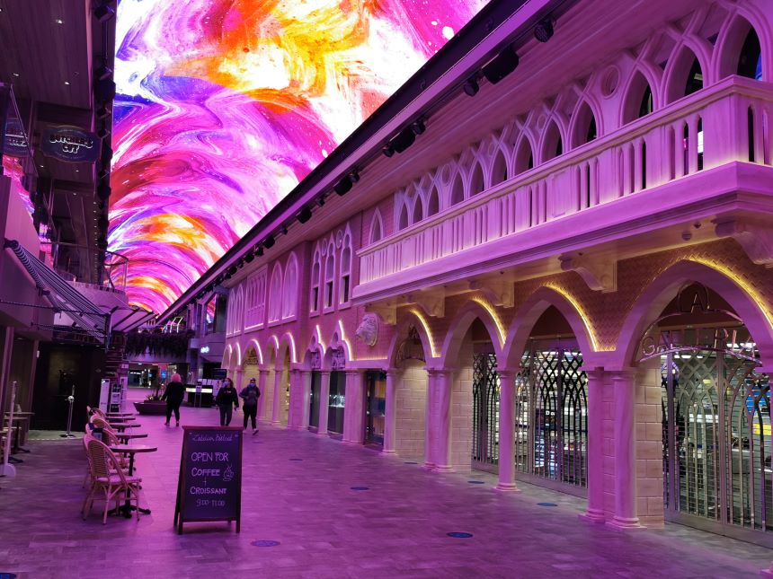 MSC Grandiosa i billeder. Arcaden med lyserød LED-himmel