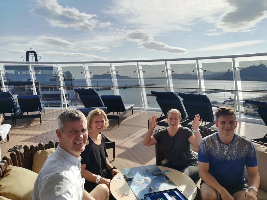 MSC Grandiosa i billeder. Spiller Pandemic. Perfekt spil til denne tur.