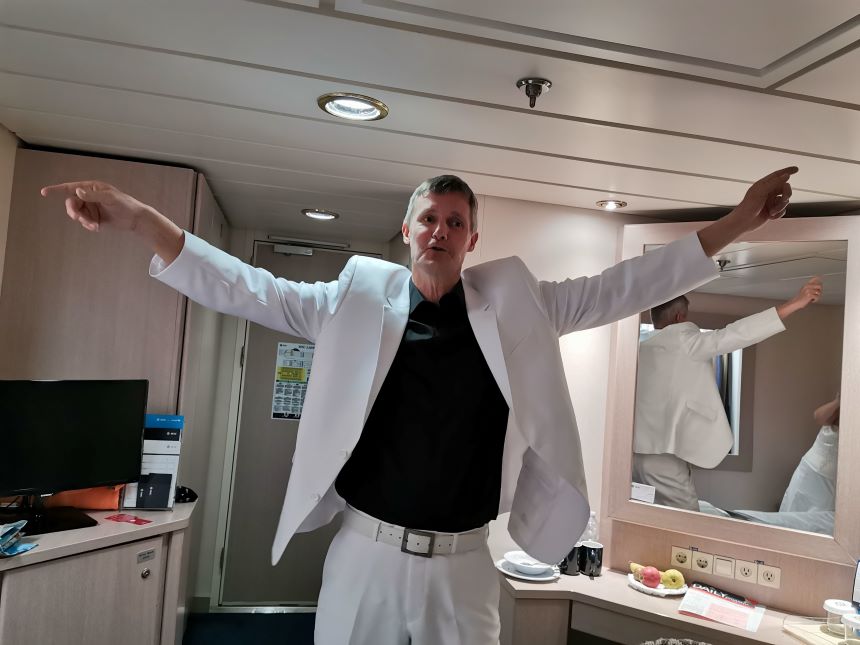Omklædning til White Night. Søren i sit hvide jakkesæk
