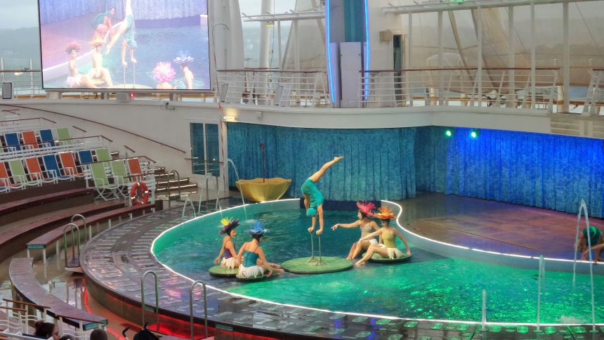Oasis of the Seas i billeder. Optræden i bassinet på bagerste dæk