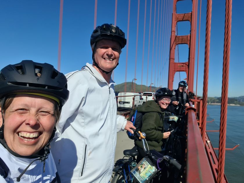 Så er vi alle fire oppe på broen. På cykel over Golden Gate Bridge. 