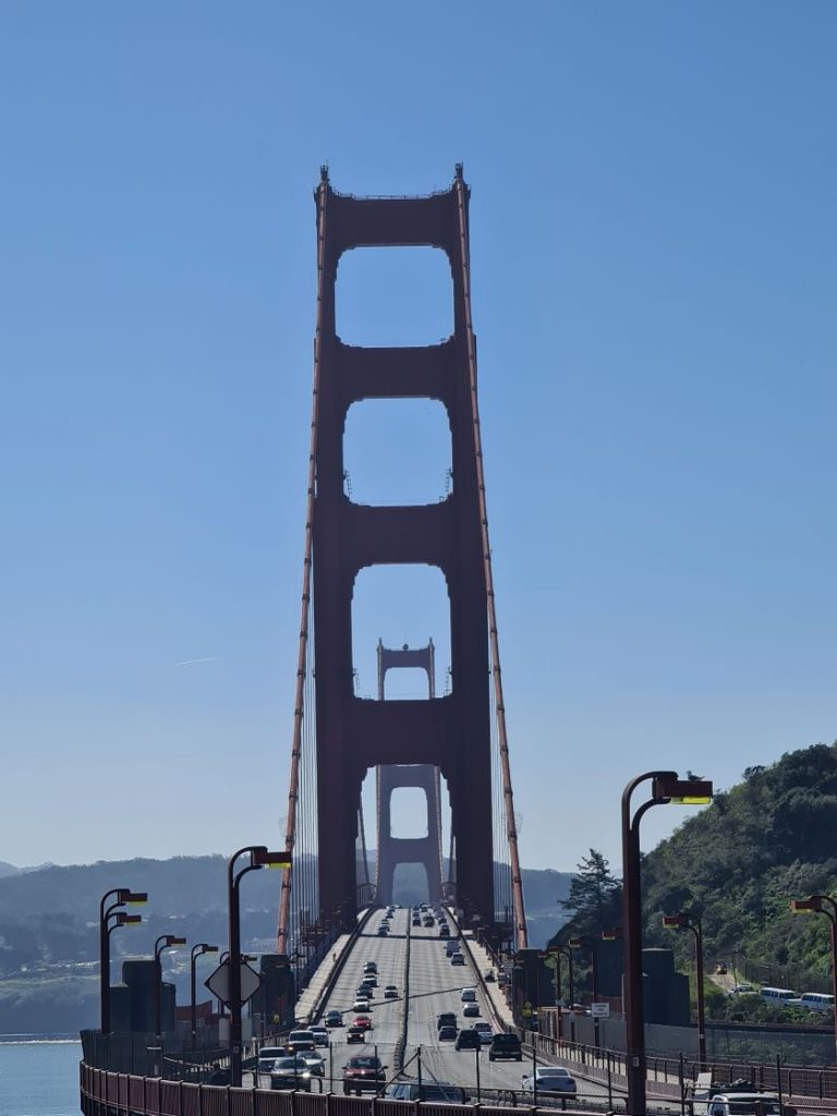 Golden Gate Bridge set fra Marin County. På cykel over Golden Gate Bridge. 