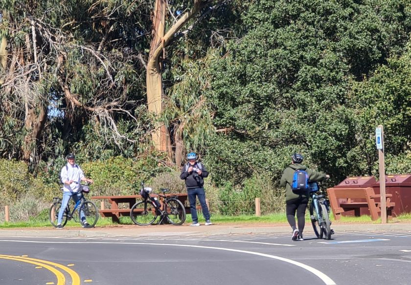 Pause på vej til sausalito. På cykel over Golden Gate Bridge. 