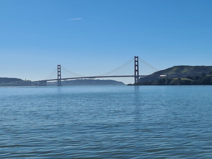 Golden Gate Bridge set fra vandet