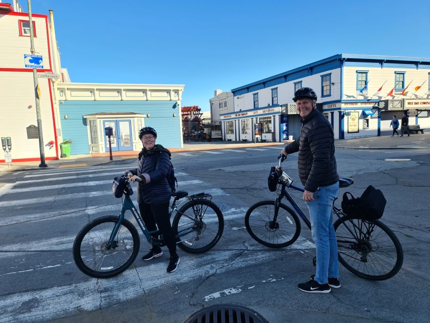 På cykel over Golden Gate Bridge.  Søren og Christina har fået deres cykler og hjelme, og er klar til afgang