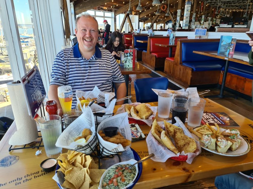 En storsmilende Jan, er klar til at spise alle specialiteterne på Bubba Gump