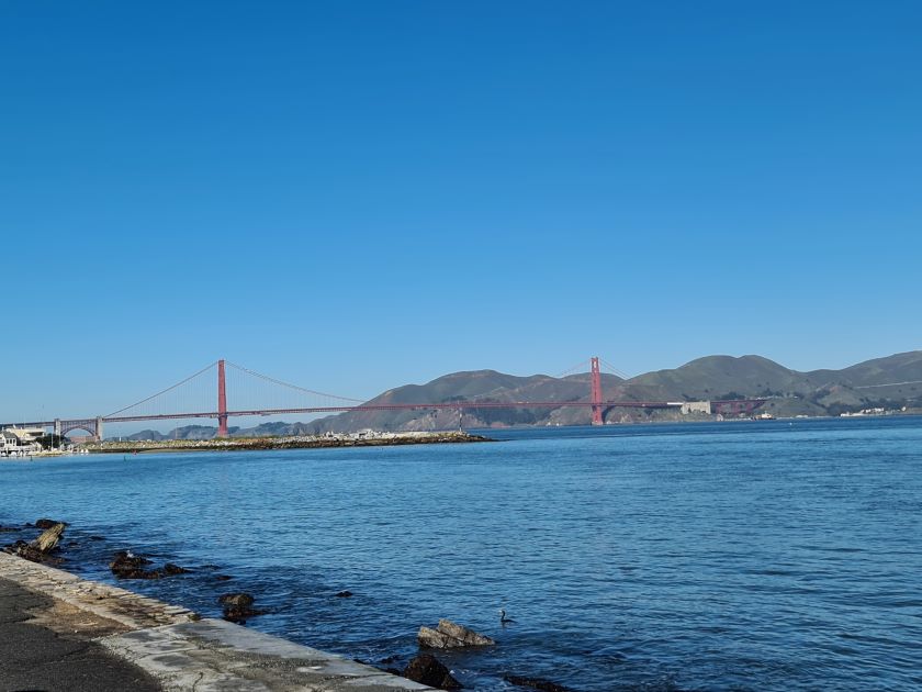 Første gang vi ser broen meget langt væk. Blå himmel og solskin til vores tur på cykel over Golden Gate Bridge. 