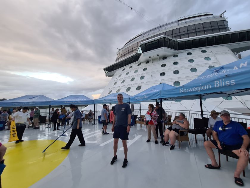 Søren på forreste dæk af Norwegian Bliss