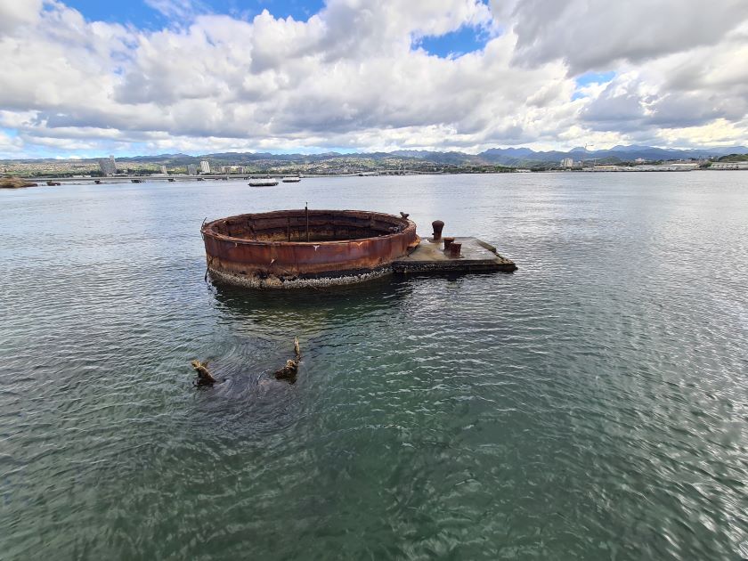 Dele af USS Arizona er synlige over vandet. Honolulu og Pearl Harbor