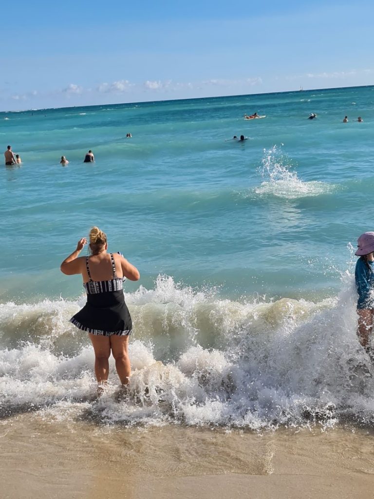 Henriette på vej i vandet ved Waikiki Beach. Honolulu og Pearl Harbor