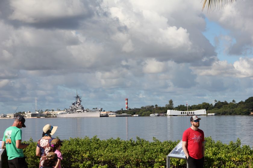 Billede over vandet mod USS Arizona Memorial og USS Missouri