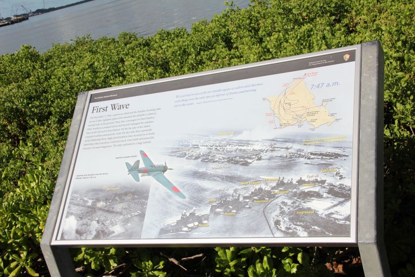 Infotavle fra Pearl Harbor. Tavlen beskriver angrebet og dets varighed