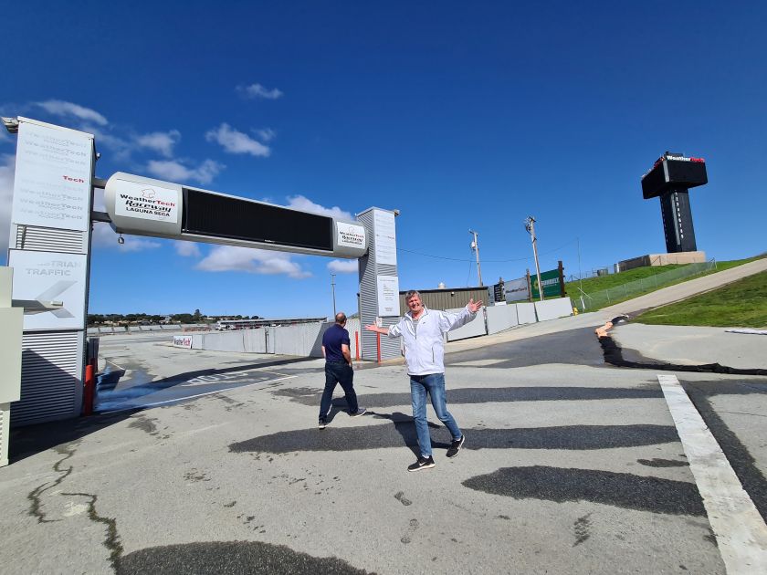 Laguna Seca Raceway.Vi har lige parkeret og er steget ud af bilen. Søren er euforisk
