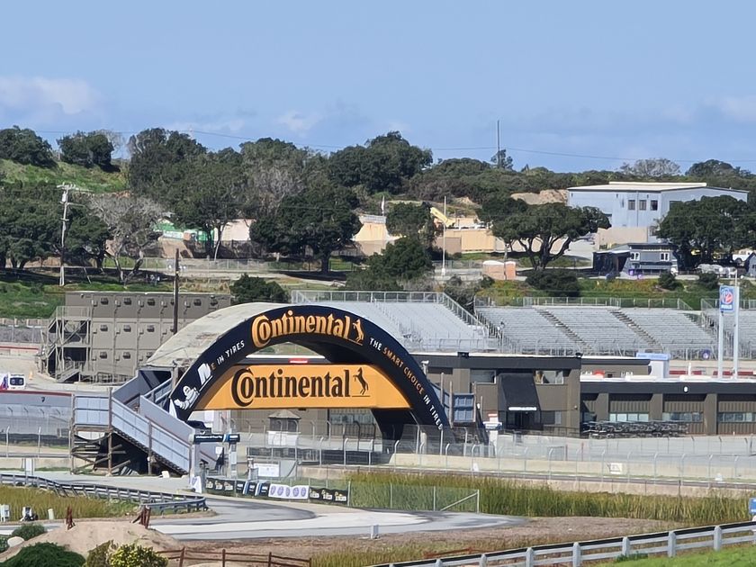Rejseblog. Billede af den store tribune ved start og mål. Laguna Seca Raceway.