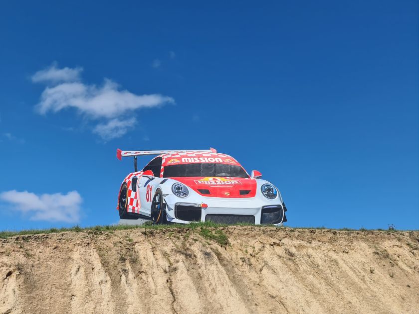 Papmodel af en Porsche. Laguna Seca Raceway.