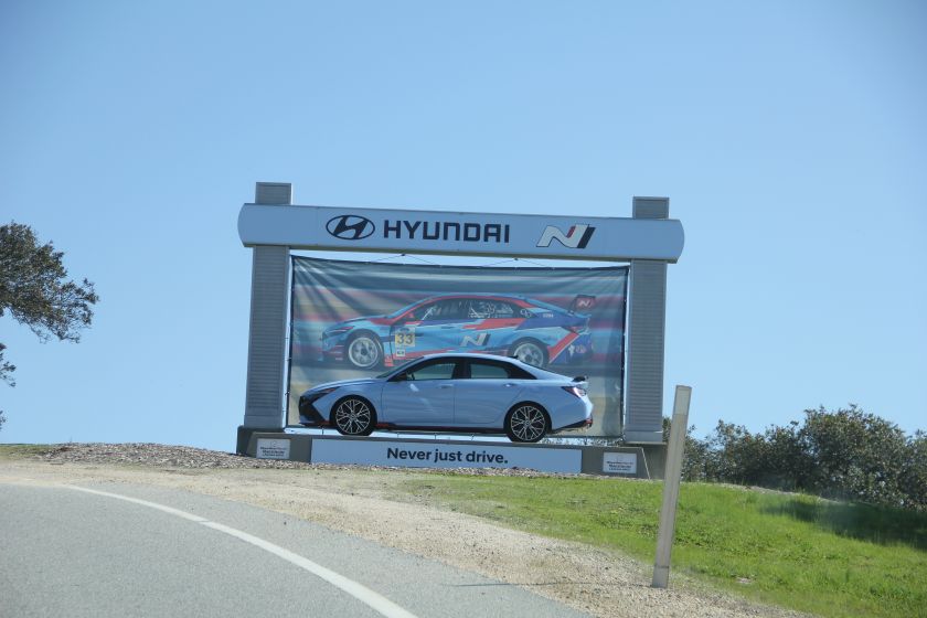 Laguna Seca Raceway. Hyundai reklame ved indgangen
