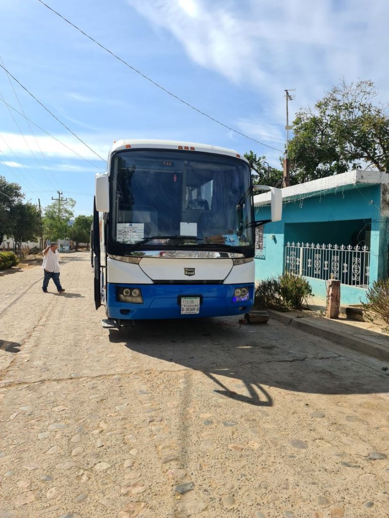 På bustur i Mexicos bagland. Bussen parkeret i Malpica.