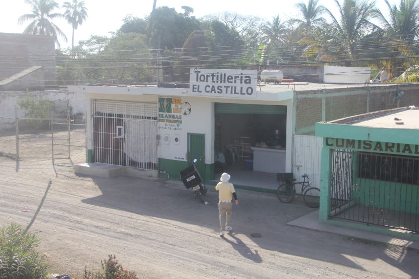 På bustur i Mexicos bagland. Guiden henter tortillas