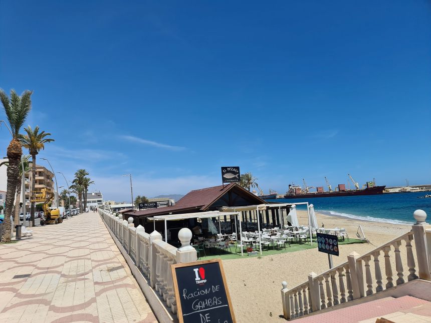 Rejseblog. Garrucha, Spanien – Fiskerby, fest og hverdag. Fiskerestaurant på stranden. I baggrunden anes havnen