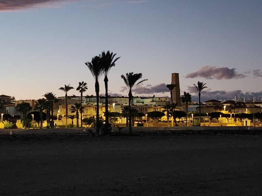 Rejseblog. Garrucha, Spanien – Fiskerby, fest og hverdag, Aftenbillede med en af skorstenene fra smelterierne
