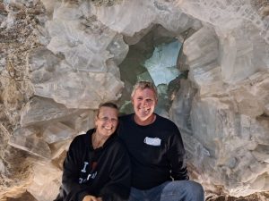 Rejseblog. Geoda Gigante Pulpi. Henriette og Søren foran kæmpe geoden