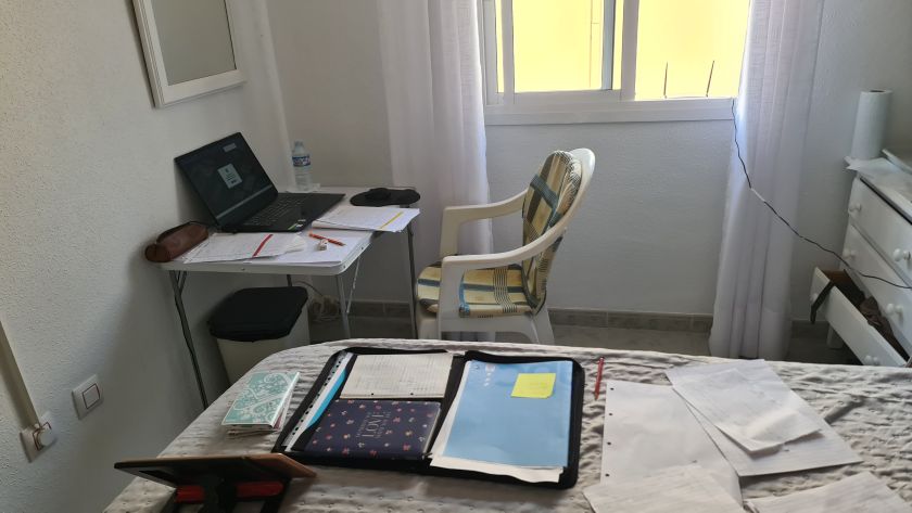 Rejseblog. Vera Playa, Almeria, Spanien – Vores hverdag under solen. Sørens arbejdsplads i soveværelset