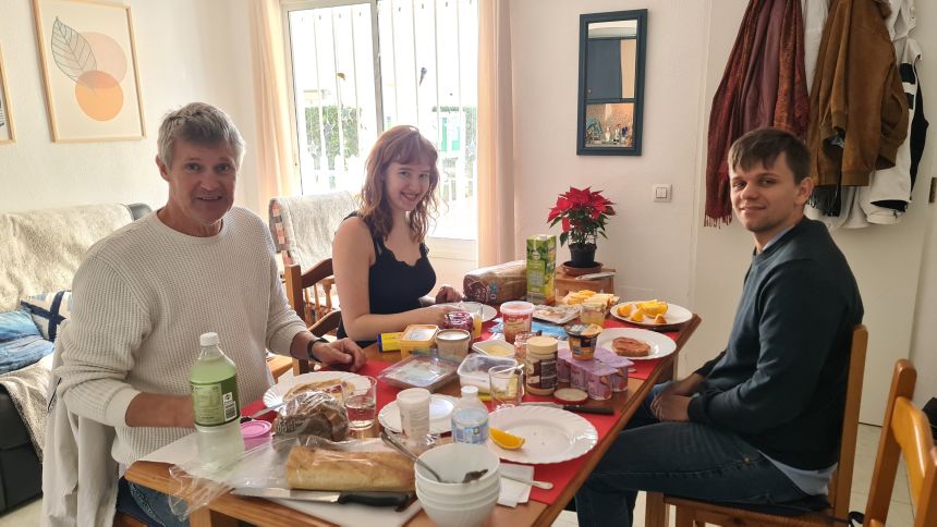 Rejseblog. Vera Playa, Almeria, Spanien – Vores hverdag under solen. Besøg hjemmefra. Sofie spiser Tapas