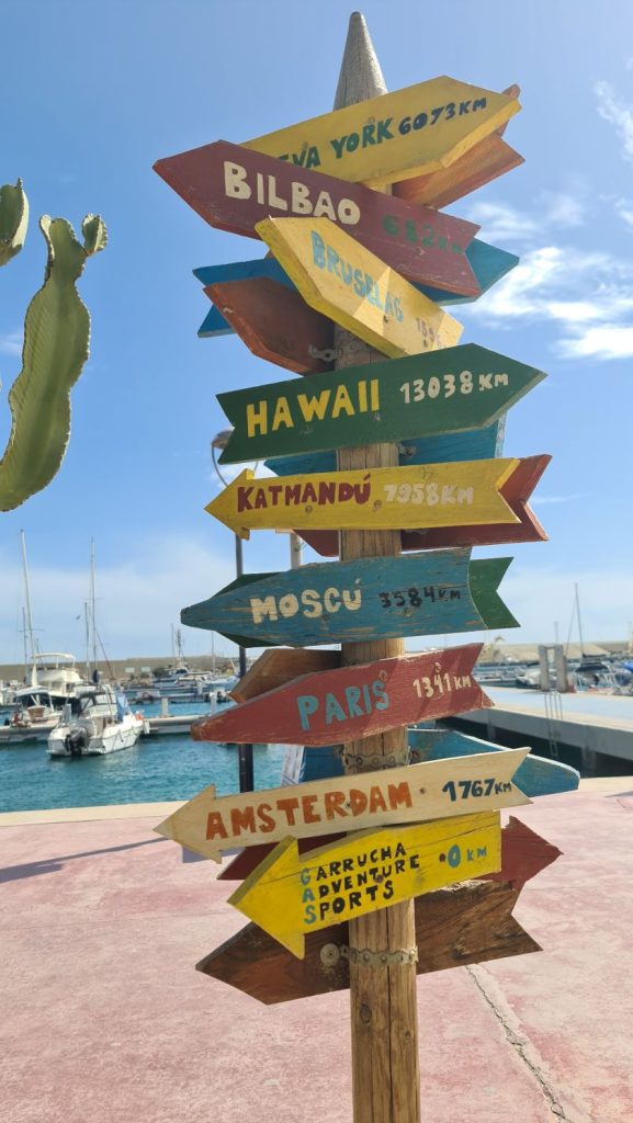 Rejseblog. Garrucha, Spanien – Fiskerby, fest og hverdag, På havnen er der skilte med afstand til alverdens store byer