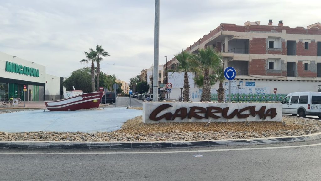 Rejseblog. Garrucha, Spanien – Fiskerby, fest og hverdag. Billedet viser rundkørslen ved indkørslen til byen