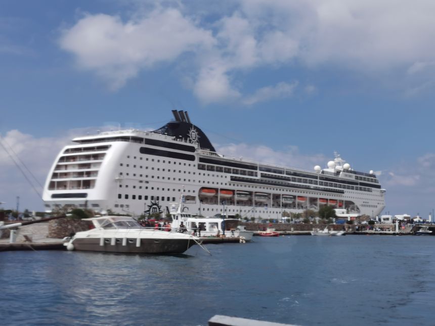 MSC Lirica i havnen i Touros på den græske ø Mykonos