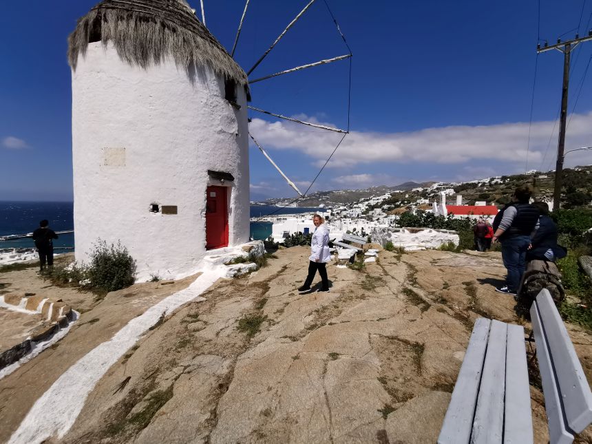 Henriette ved en af møllerne på Mykonos