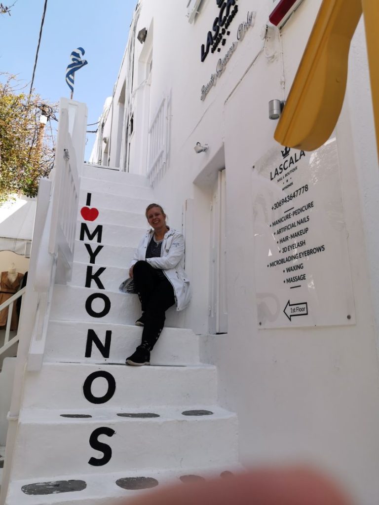 Henriette på fototrappen med I Love Mykonos