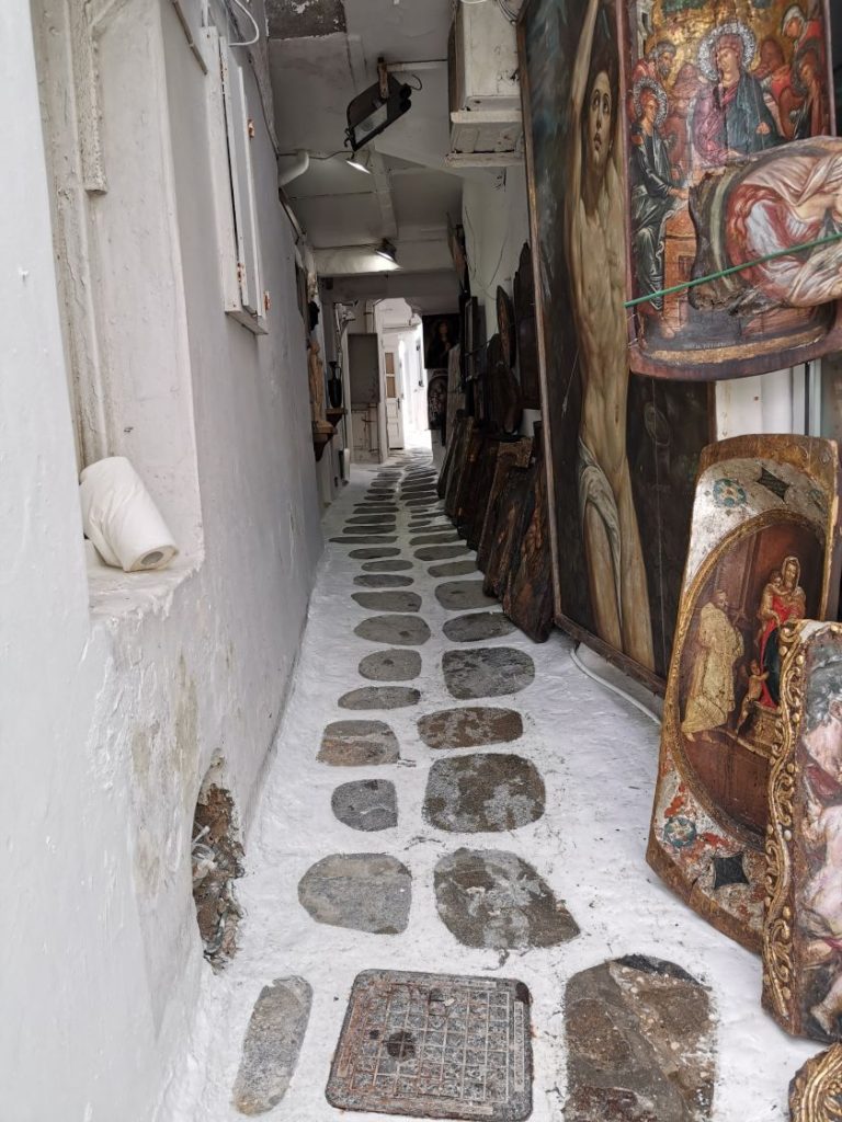 Mykonos. Meget smal gyde, hvor man nærmest går igennem en lille port