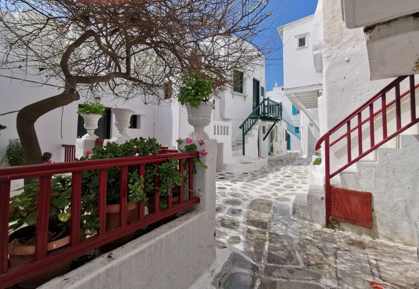 Smukke gader i Mykonos by. Her med røde hegn og gelændere.