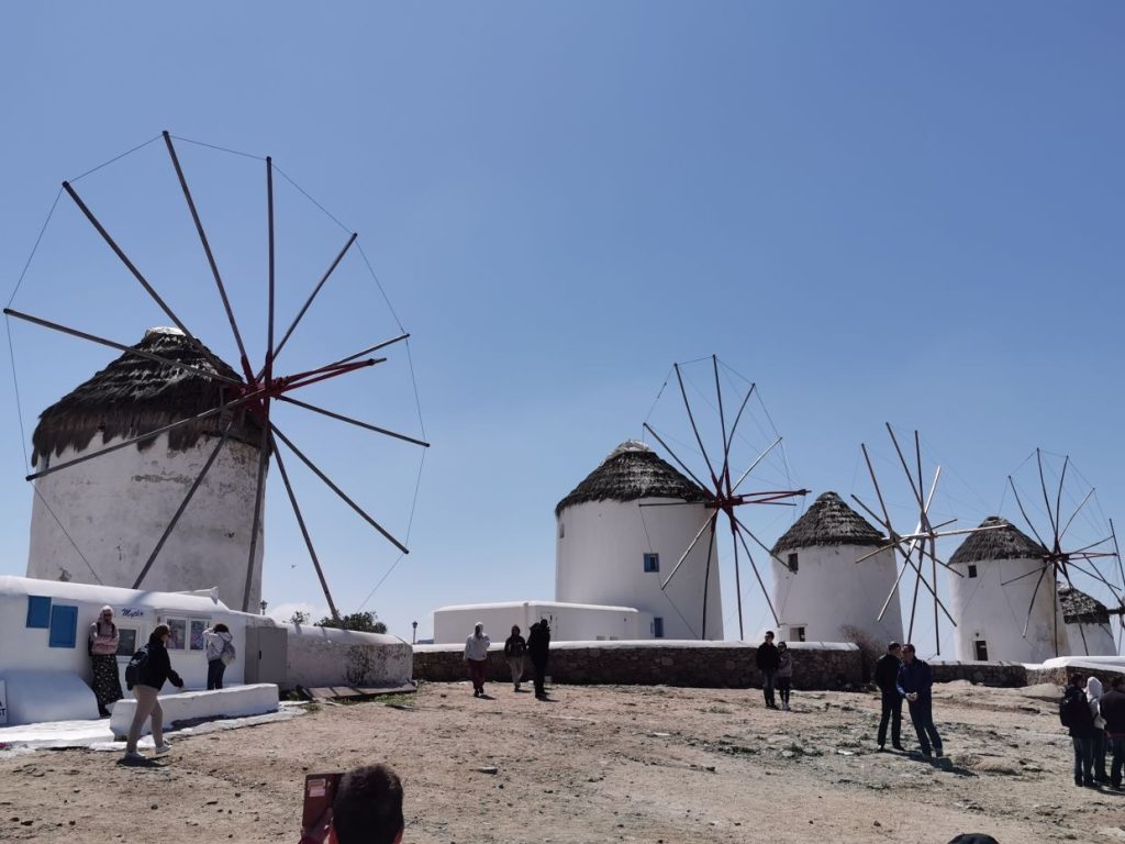 Mykonos. Billede af de ikoniske møller på bakken ovenfor byen.