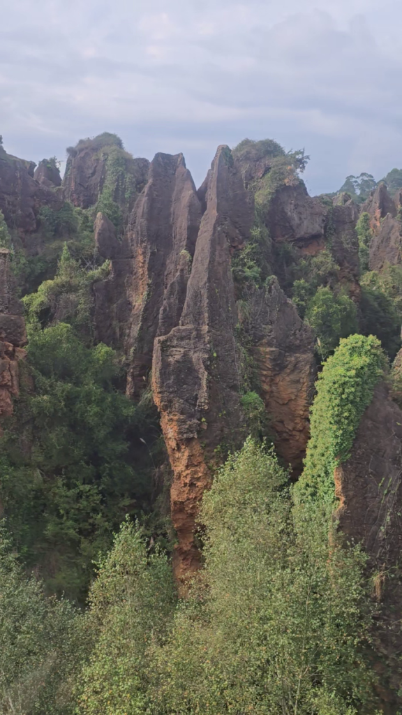 Cabárceno Naturpark. Klippeformationer set fra svævebanen