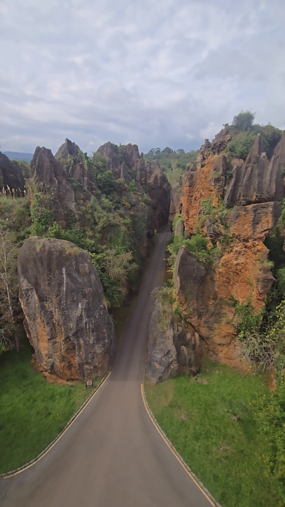 Cabárceno Naturpark. Smal vej mellem klipperne