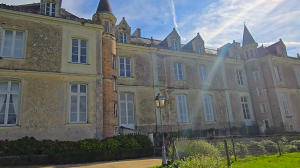 Château du Coing. Billede af slottet set fra haven i smukt solskin