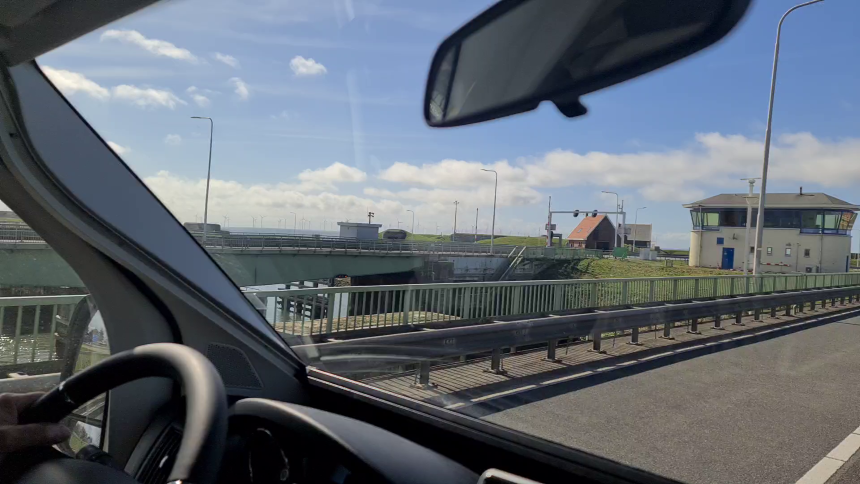 Vi kører på Afsluitdijk med udsigt mod den inddæmmede sø Ijsellmeer, Holland – landet der altid finder løsninger