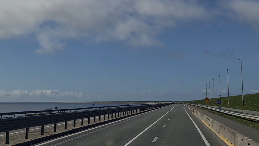 Vi kører på Afsluitdijk. Holland – landet der altid finder løsninger