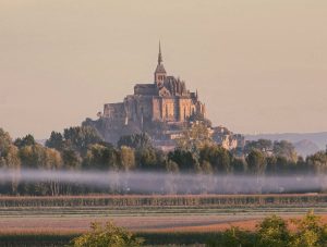 Mont Saint Michel set fra kirkepladsen i Beauvoir.