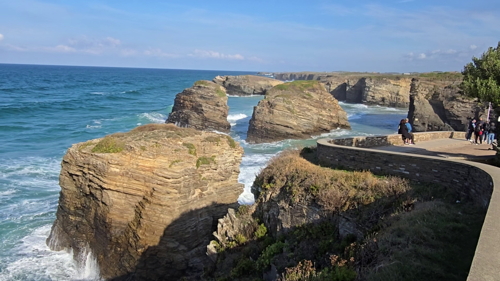 Højvande på vej ind ved Playa de las Catedrales - Naturens egen katedral ved Atlanterhavet